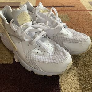 Nike Men’s White and Cream Huaraches Sneakers